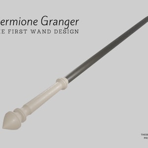 Puede incluir: Diseño de varita con mango claro y eje gris oscuro. El texto "Hermione Granger THE FIRST WAND DESIGN" está en la parte superior. La varita es un archivo digital para impresión 3D.