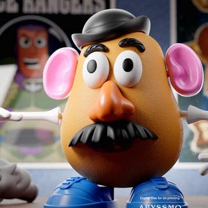 Pode incluir: Uma figura de brinquedo em forma de batata bege com um chapéu coco preto, sobrancelhas pretas, olhos brancos com pupilas pretas, nariz laranja, bigode preto, orelhas cor-de-rosa e sapatos azuis. O texto abaixo diz Digital files for 3d printing ABYSSMO WORKSHOP.