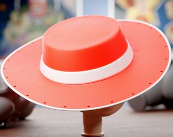 Puede incluir: Un sombrero rojo brillante con una banda blanca alrededor de la copa y un ala ancha con pequeños agujeros espaciados uniformemente a lo largo del borde. El texto "Digital files for 3d printing ABYSSMO WORKSHOP" aparece en blanco abajo a la derecha.