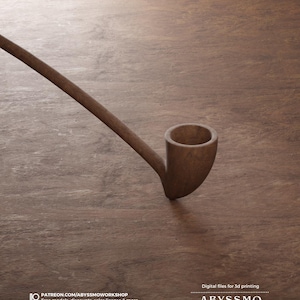 Puede incluir: Una pipa de madera con un cuenco curvado y un tallo largo, sobre una superficie de madera marrón. La pipa es de color marrón cálido. La imagen también incluye el texto "PATREON.COM/ABYSSMOWORKSHOP" y "ABYSSMO WORKSHOP".