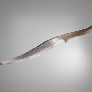 Puede incluir: Un cuchillo plateado con una hoja curva y un mango marrón. El cuchillo está aislado sobre un fondo gris.