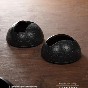Puede incluir: Dos objetos negros en forma de cúpula con un patrón hexagonal texturizado en el exterior y una abertura circular en la parte superior. El texto "Digital files for 3d printing" y "ABYSSMO WORKSHOP" aparece en la esquina inferior derecha.