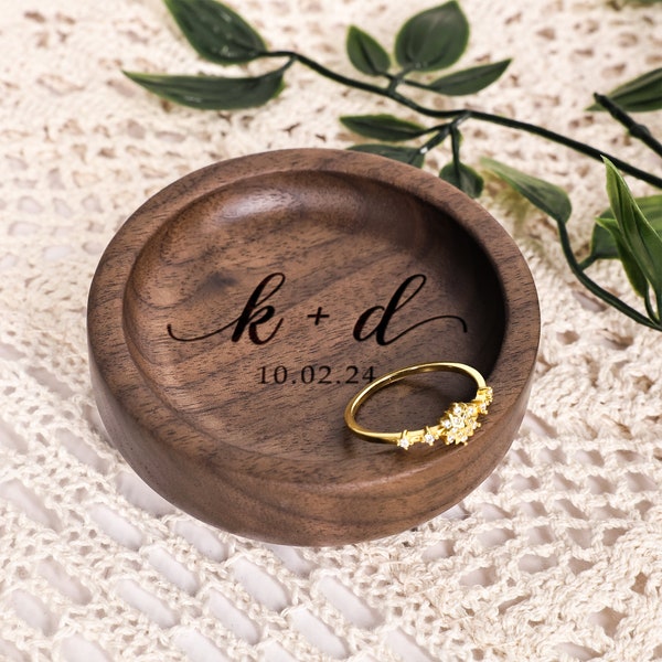Personalized Wooden Round Ring Dish, Wedding Ring Holder, Engagement Ring Dish, Engraved Floral Ring Tray, Wedding Gift for Couple