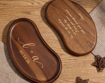 Vassoio raccogli-oggetti in legno personalizzato, vassoio irregolare inciso personalizzato per gioielli, chiavi, orologi, regalo di nozze, regalo di anniversario per coppia