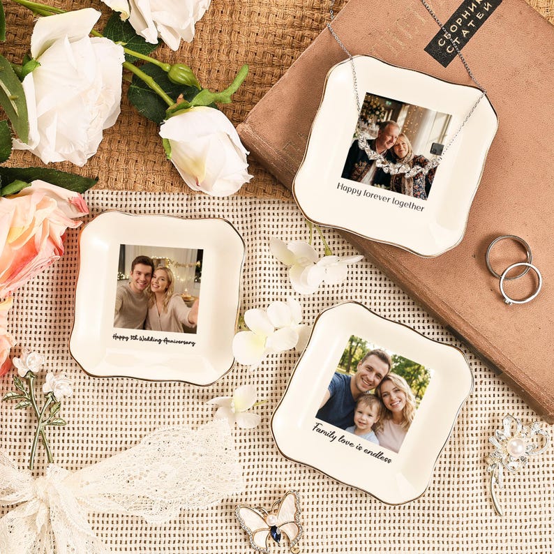 Puede incluir: Tres platos de cer&aacute;mica blanca para baratijas con ribete dorado, cada uno con una fotograf&iacute;a. Un plato tiene un collar. Los platos tienen las frases "Happy forever together", "Happy 5th Wedding Anniversary" y "Family love is endless".