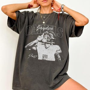 Jayden Daniels Vintage Comfort Color T-shirt, Jayden Daniels Retro Rap T-shirt, Matchdagströja, Fotbollströja