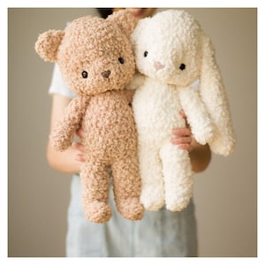 Può includere: Un orsacchiotto di peluche marrone e un coniglietto di peluche bianco. Entrambi i giocattoli sono realizzati in un materiale morbido e soffice e hanno occhi e nasi ricamati.