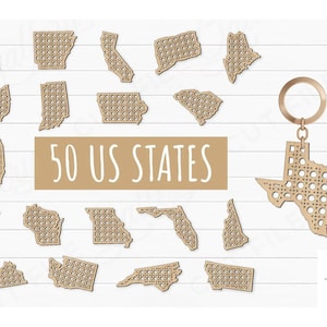 Puede incluir: Un conjunto de 50 contornos de estados de EE. UU. en un patrón de madera. Los estados están dispuestos en filas y columnas. El texto "50 US STATES" se muestra en el centro de la imagen. Un llavero con un contorno de Texas se muestra en la esquina superior derecha de la imagen.
