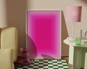 Puede incluir: Una alfombra a cuadros verde y blanca delante de una mesa auxiliar verde claro con una lámpara rosa y un jarrón de vidrio transparente. Un sofá amarillo claro está en el fondo con un cuadro enmarcado rosa y blanco en la pared.