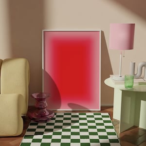 Puede incluir: Una alfombra a cuadros verde y blanca en un salón con un sofá amarillo, una lámpara rosa, una mesa auxiliar y una obra de arte roja degradada enmarcada.