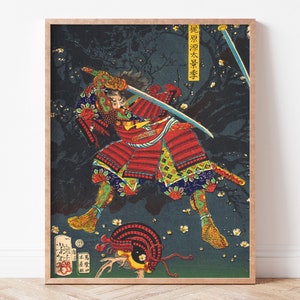 Könnte beinhalten: Ein japanischer Holzschnitt, der einen Samurai-Krieger in rot-blauer Rüstung zeigt, der ein Schwert schwingt. Der Krieger ist von einem dunkelblauen Hintergrund mit weißen Blüten umgeben. Der Druck ist mit "忠臣蔵大星由良助" in japanischen Schriftzeichen betitelt.