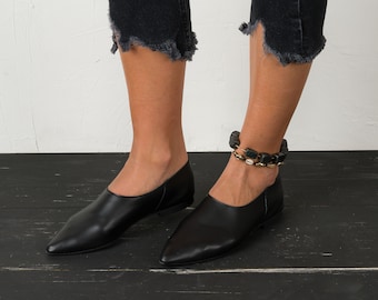 Sapatilhas femininas de couro preto feitas à mão, mocassins macios.