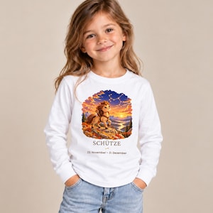 Mädchen trägt Kinder-Langarmshirt mit Schütze-Motiv aus „Deine kleine Sternenwelt“ (Bild mit KI erstellt)