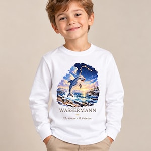 Junge trägt Kinder-Langarmshirt mit Wassermann-Motiv aus „Deine kleine Sternenwelt“ (Bild mit KI erstellt)