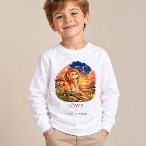 Junge trägt Kinder-Langarmshirt mit Löwe-Motiv aus „Deine kleine Sternenwelt“ (Bild mit KI erstellt)