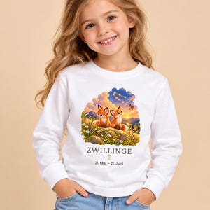 Mädchen trägt Kinder-Langarmshirt mit Zwillinge-Motiv aus „Deine kleine Sternenwelt“ (Bild mit KI erstellt)