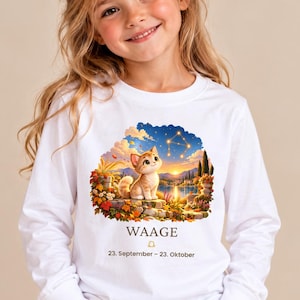 Mädchen trägt Kinder-Langarmshirt mit Waage-Motiv aus „Deine kleine Sternenwelt“ (Bild mit KI erstellt)