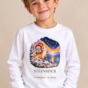 Junge trägt Kinder-Langarmshirt mit Steinbock-Motiv aus „Deine kleine Sternenwelt“ (Bild mit KI erstellt)