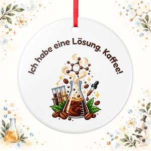 Colgante de regalo para químicos con diseño de café, "Tengo una solución", colgante decorativo plano de cerámica, regalo para técnico de laboratorio, profesor de química o colega. imagen 1