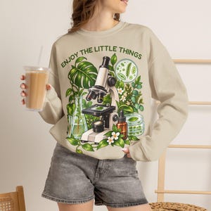 Maglione da biologia per uomo e donna, Goditi le piccole cose, Felpa con microscopio unisex, Regalo per biologi, tecnici di laboratorio e insegnanti di biologia immagine 2