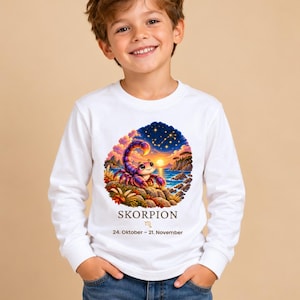 Junge trägt Kinder-Langarmshirt mit Skorpion-Motiv aus „Deine kleine Sternenwelt“ (Bild mit KI erstellt)