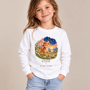 Kind trägt Kinder-Langarmshirt mit Stier-Motiv aus „Deine kleine Sternenwelt“ (Bild mit KI erstellt)