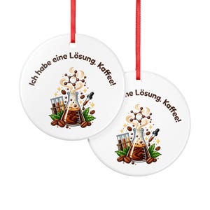 Colgante de regalo para químicos con diseño de café, "Tengo una solución", colgante decorativo plano de cerámica, regalo para técnico de laboratorio, profesor de química o colega. imagen 6