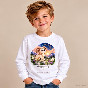 Junge trägt Kinder-Langarmshirt mit Widder-Motiv aus „Deine kleine Sternenwelt“ (Bild mit KI erstellt)