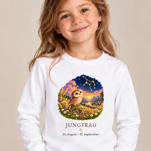 Mädchen trägt Kinder-Langarmshirt mit Jungfrau-Motiv aus „Deine kleine Sternenwelt“ (Bild mit KI erstellt)