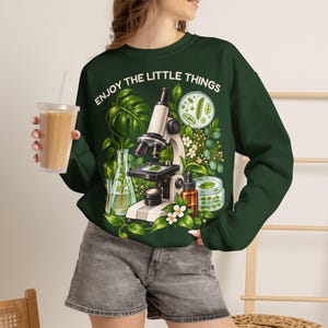 Maglione da biologia per uomo e donna, Goditi le piccole cose, Felpa con microscopio unisex, Regalo per biologi, tecnici di laboratorio e insegnanti di biologia immagine 1