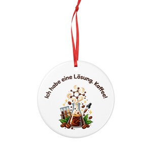 Colgante de regalo para químicos con diseño de café, "Tengo una solución", colgante decorativo plano de cerámica, regalo para técnico de laboratorio, profesor de química o colega. imagen 4
