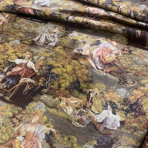 Könnte beinhalten: Nahaufnahme eines Stoffes mit detailliertem Wandteppichdesign. Der Stoff zeigt eine pastorale Szene mit Figuren in historischer Kleidung, vor dem Hintergrund von Bäumen und Laub in Braun-, Gold- und Grüntönen. Das Gesamtthema ist historisch und dekorativ.