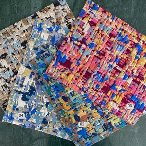 Op de afbeelding: Vier vierkante stofstalen met abstracte geweven patronen. De stalen zijn genummerd 01, 02, 03 en 04. De kleurenpaletten omvatten beige, blauw, zwart en wit; blauw, geel en oranje; en roze, geel en blauw.