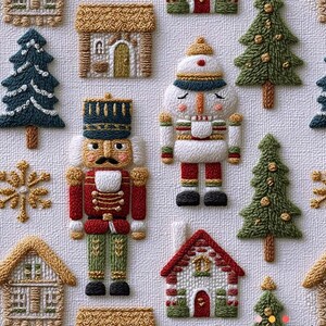 Pode incluir: Enfeites de Natal bordados em um padrão repetitivo. Os enfeites incluem quebra-nozes, casas, flocos de neve e árvores de Natal. Os quebra-nozes são vermelhos, verdes e brancos. As casas são em tons de marrom e vermelho. As árvores são verdes.