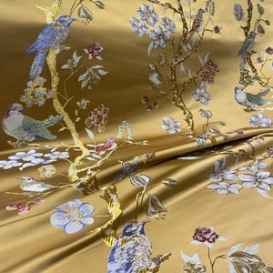 Guldfärgad Chinoiserie Jacquard möbeltyg, metervara, kraftigt satintyg med orientalisk fågelgardin