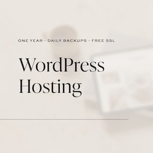 Może przedstawiać: Nakładający się tekst na rozmytym tle brzmi "One Year - Daily Backups - Free SSL" i "WordPress Hosting".