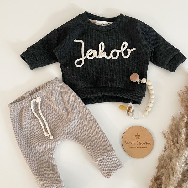 Baby-Set Oversized Sweater und Hose | Statement Sweater | Kordel Schriftzug |  Personalisiert Geschenk | Baby Kleinkind