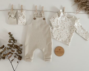 Baby-Set Latzromper, Rüschen-Shirt, 2 Haarbänder | Waffelstrick natur, zarte Zweige-Jersey | Geburts-Geschenk | Outfit zur Taufe | 50-98