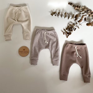 Schlupfhose, Basic Pants, Babyhose aus Waffeljersey, Baby und Kleinkind, einfarbig in dezenten Farbtönen, bequemer Schnitt, Größe 56-116 Bild 1