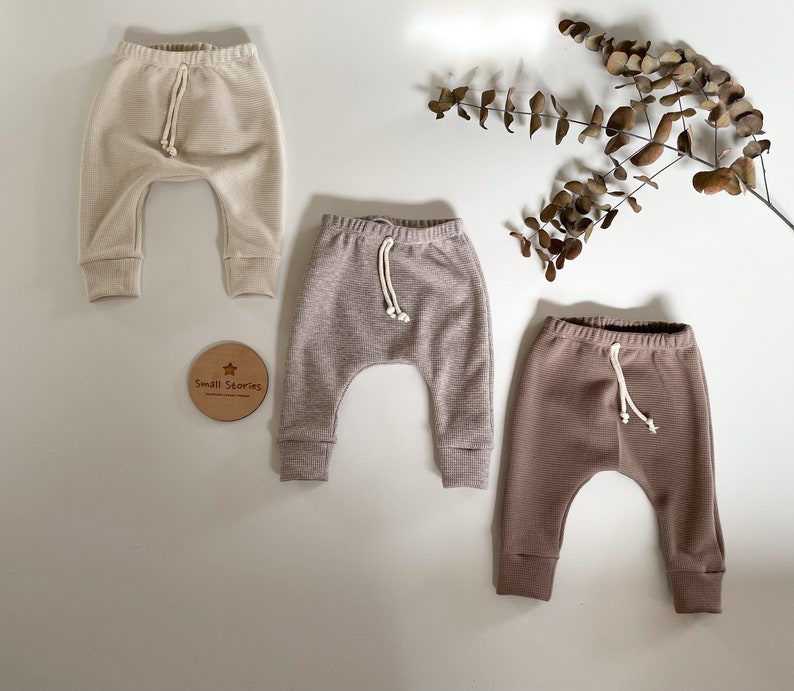 Schlupfhose, Basic Pants, Babyhose aus Waffeljersey, Baby und Kleinkind, einfarbig in dezenten Farbtönen, bequemer Schnitt, Größe 56-116 Bild 1