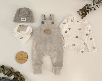 Baby-Set Latzhose Bär-Motiv Waffelstrick beige Kleidung-Set Geburtsgeschenk neutrale Farben Bär