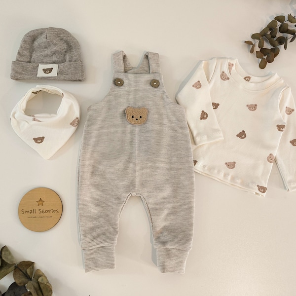 Baby-Set Latzhose Bär-Motiv Waffelstrick beige Kleidung-Set Geburtsgeschenk neutrale Farben Bär
