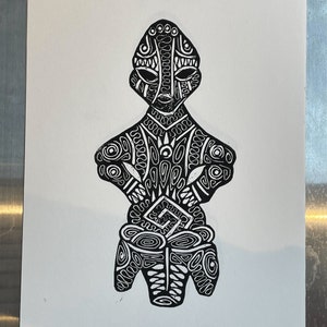 Può includere: Stampa a linoleum in bianco e nero di una figura umana stilizzata con intricati motivi geometrici.