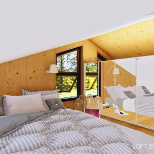 Puede incluir: Un dormitorio abuhardillado con una cama con edred&oacute;n y almohadas a rayas. La habitaci&oacute;n tiene paredes de madera y un gran armario con espejos. Una ventana ofrece vistas al exterior. El texto "LOFT SLEEPING AREA" es visible.
