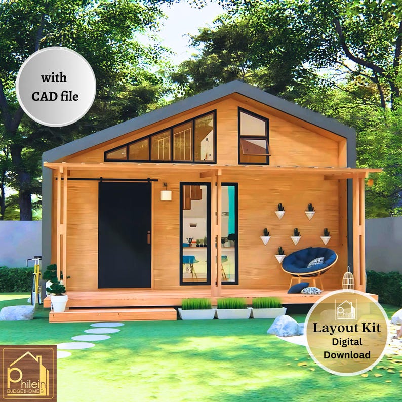 Puede incluir: Una peque&ntilde;a casa de madera con una puerta negra, ventanas de vidrio y un peque&ntilde;o porche. La casa tiene un techo gris y est&aacute; rodeada de vegetaci&oacute;n. La imagen incluye el texto "with CAD file" y "Layout Kit Digital Download".