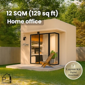 Op de afbeelding: Een thuiskantoor van 12 m² (129 sq ft) met een plat dak, beige buitenmuren en grote glazen schuifdeuren met zwarte kozijnen. Een houten klapstoel staat op het terras. Tekst: 12 SQM (129 sq ft) Home office en Layout Kit Digital Download.