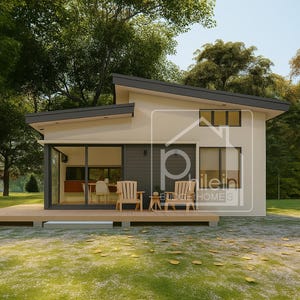 Puede incluir: Una casa moderna de una sola planta con un exterior claro y un tejado gris oscuro. La casa tiene grandes ventanas y una terraza de madera. Dos sillas de madera y una peque&ntilde;a mesa est&aacute;n en la terraza. La casa est&aacute; rodeada de &aacute;rboles y hierba.