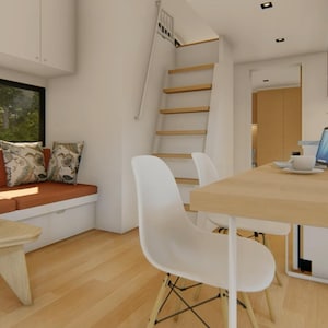 Puede incluir: Vista interior de una moderna casa peque&ntilde;a. Cuenta con un banco naranja empotrado con cojines decorativos, una peque&ntilde;a mesa de centro de madera y una mesa de comedor con sillas blancas. Hay un port&aacute;til sobre la mesa.