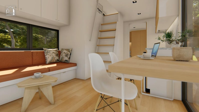 Puede incluir: Vista interior de una moderna casa peque&ntilde;a. Cuenta con un banco naranja empotrado con cojines decorativos, una peque&ntilde;a mesa de centro de madera y una mesa de comedor con sillas blancas. Hay un port&aacute;til sobre la mesa.