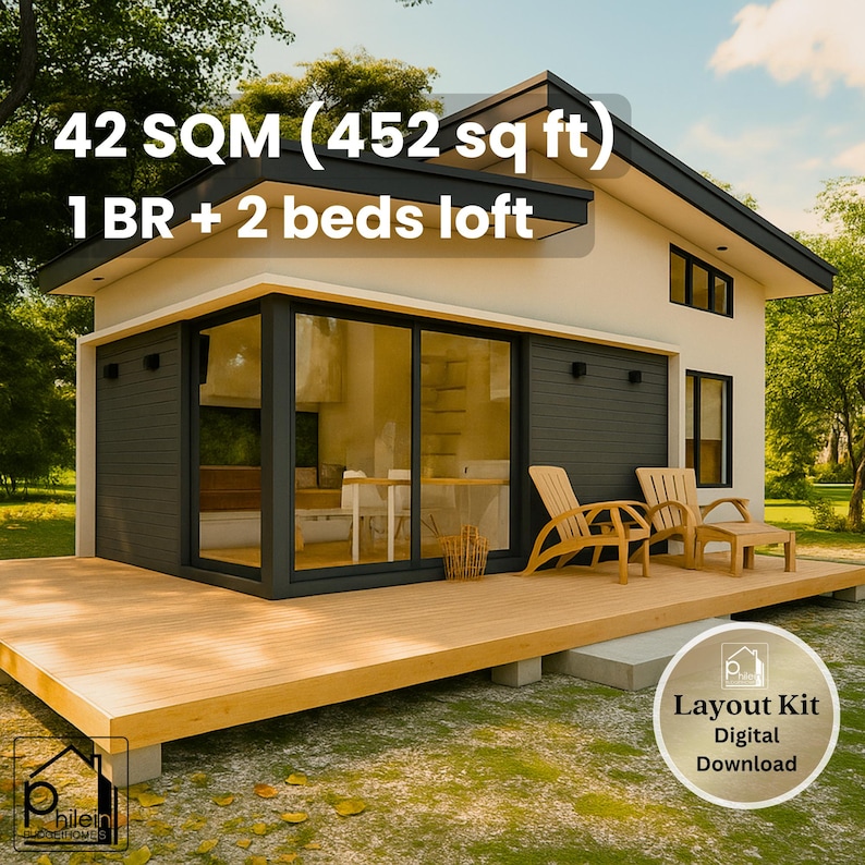 Puede incluir: Dise&ntilde;o de casa peque&ntilde;a moderna con terraza de madera y peque&ntilde;o jard&iacute;n. La casa tiene un techo negro y revestimiento gris oscuro. El texto en la imagen dice: 42 m&sup2; (452 pies cuadrados) 1 dormitorio + 2 camas tipo loft. El texto: Layout Kit Digital Download.